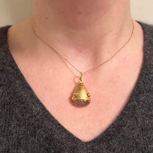 Load image into Gallery viewer, Vintage Rose Quartz Flowers 18 Karat Yellow Gold Charm Pendant