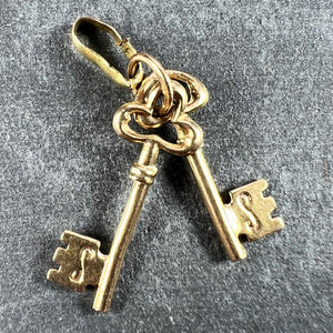 18K Yellow Gold Pair of Keys Charm Pendant