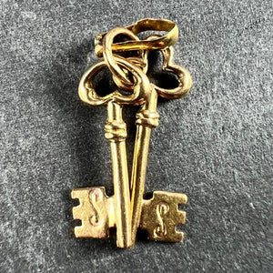 18K Yellow Gold Pair of Keys Charm Pendant