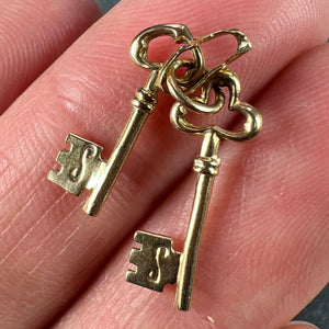 18K Yellow Gold Pair of Keys Charm Pendant