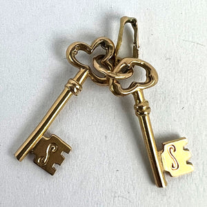 18K Yellow Gold Pair of Keys Charm Pendant