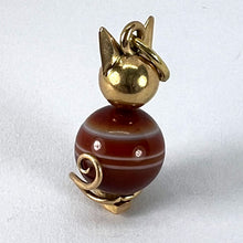 Load image into Gallery viewer, Vintage 18K Yellow Gold Banded Agate Bead Cat Charm Pendant
